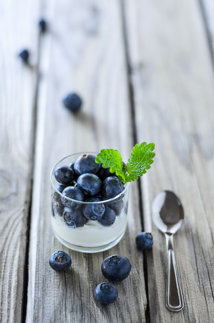 fot. Marta Reszka © 2015. Blueberry dessert with leaf.