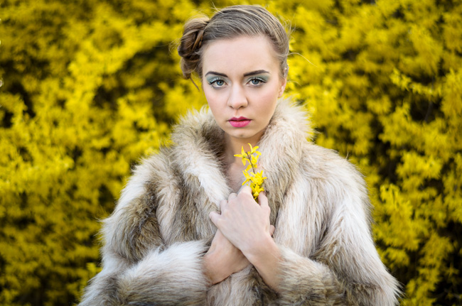 fot. Marta Reszka © 2015. Model holding yellow  - modelka trzyma żółte kwiaty.